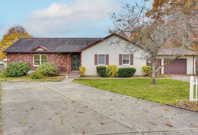 Pool, Deck & Fire Pit: Dog Friendly Ohio Escape!