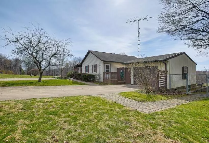 Pool, Deck & Fire Pit: Dog Friendly Ohio Escape!