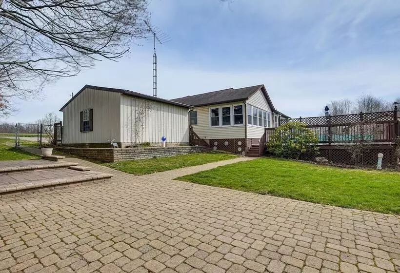 Pool, Deck & Fire Pit: Dog Friendly Ohio Escape!