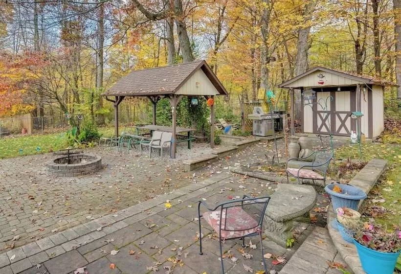 Pool, Deck & Fire Pit: Dog Friendly Ohio Escape!