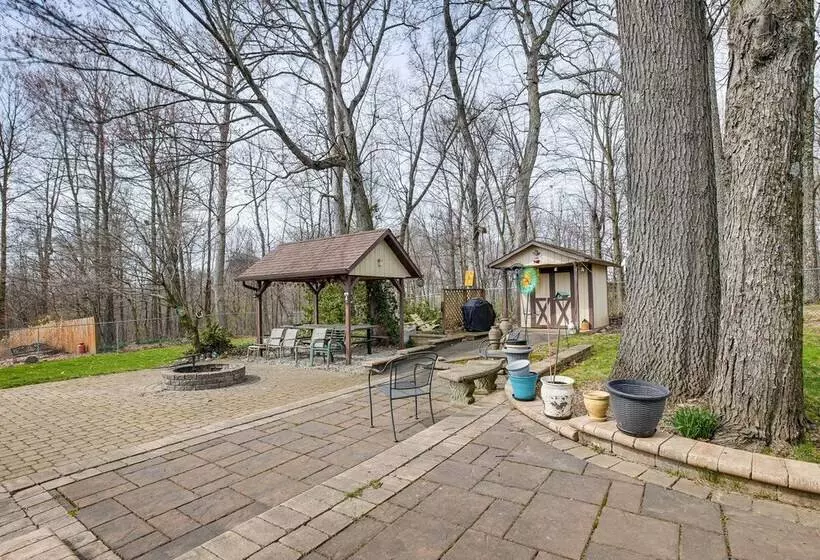 Pool, Deck & Fire Pit: Dog Friendly Ohio Escape!