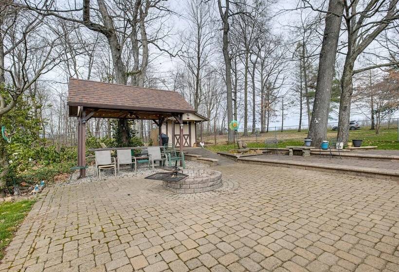 Pool, Deck & Fire Pit: Dog Friendly Ohio Escape!
