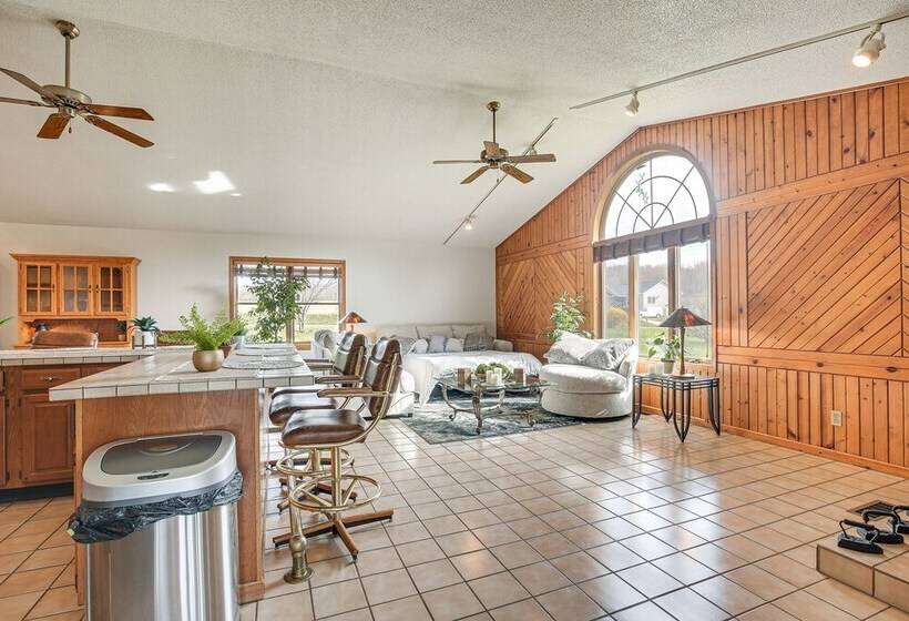 Pool, Deck & Fire Pit: Dog Friendly Ohio Escape!