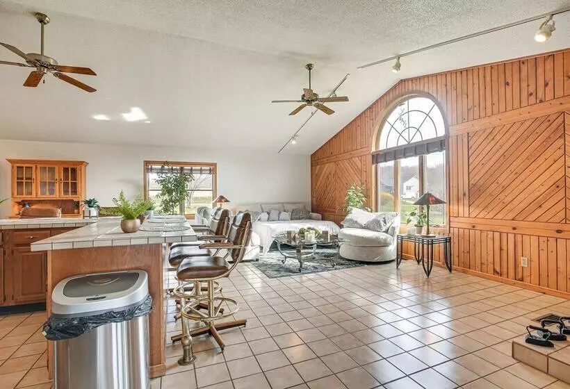 Pool, Deck & Fire Pit: Dog Friendly Ohio Escape!