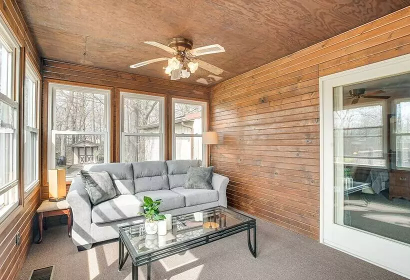 Pool, Deck & Fire Pit: Dog Friendly Ohio Escape!