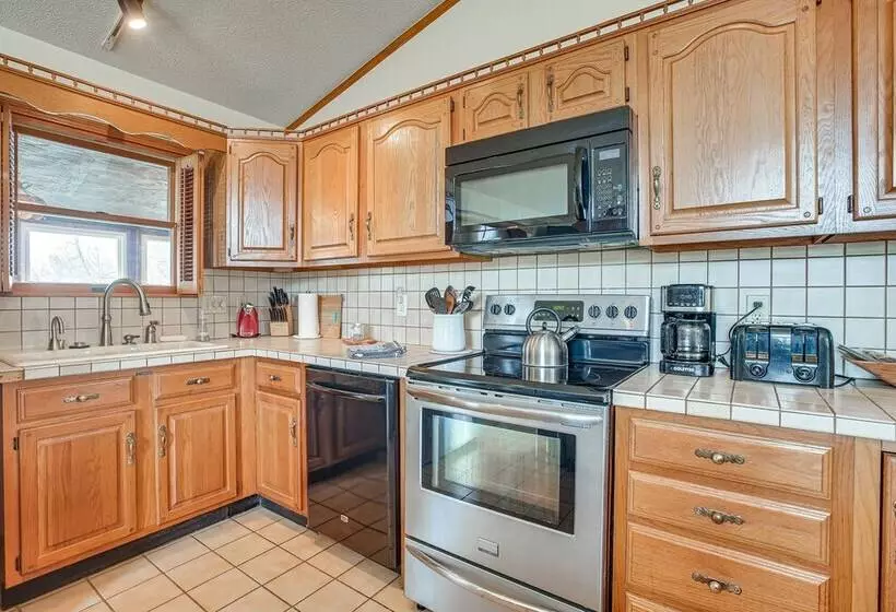 Pool, Deck & Fire Pit: Dog Friendly Ohio Escape!