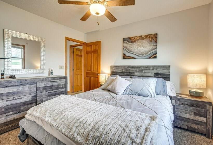 Pool, Deck & Fire Pit: Dog Friendly Ohio Escape!