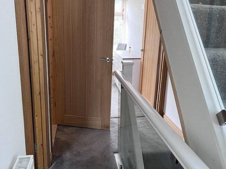 Residenza Modern Newly Renovated 3 Story House In Ebbw Vale