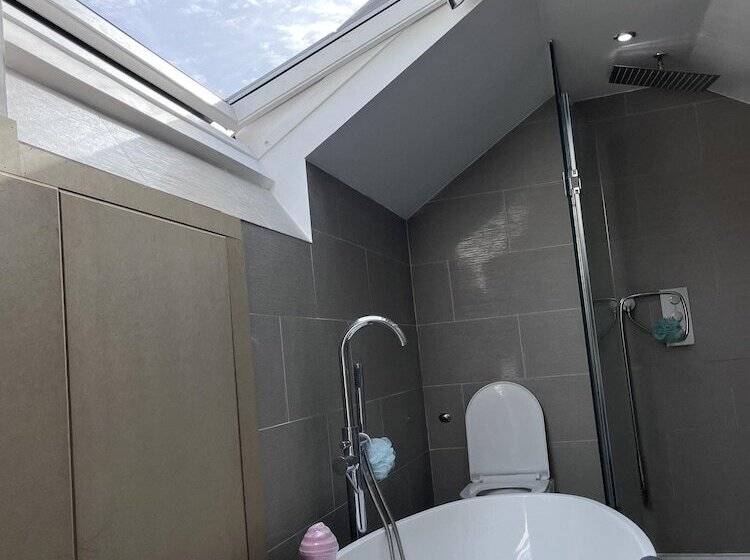 Residenza Modern Newly Renovated 3 Story House In Ebbw Vale