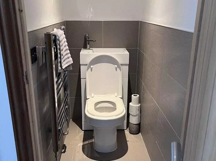 Residenssi Modern Newly Renovated 3 Story House In Ebbw Vale