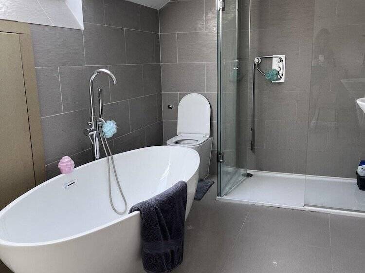 Residenza Modern Newly Renovated 3 Story House In Ebbw Vale