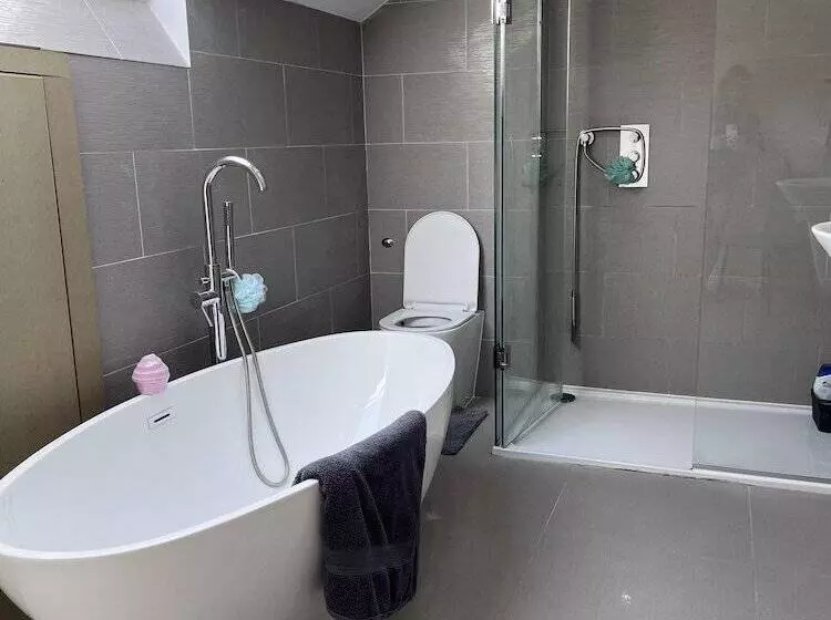 Residenssi Modern Newly Renovated 3 Story House In Ebbw Vale