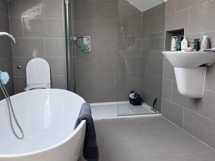 Residenza Modern Newly Renovated 3 Story House In Ebbw Vale