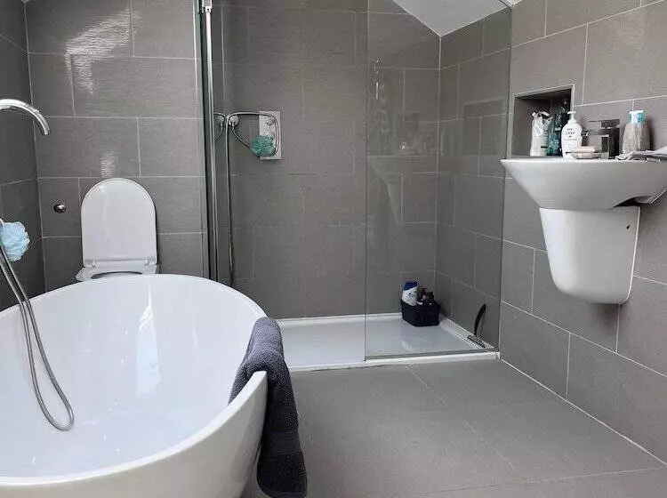 Residenssi Modern Newly Renovated 3 Story House In Ebbw Vale