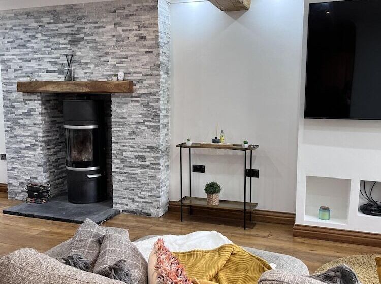 Residenza Modern Newly Renovated 3 Story House In Ebbw Vale