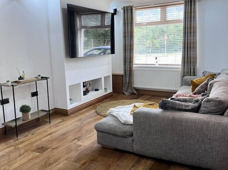 Residenza Modern Newly Renovated 3 Story House In Ebbw Vale