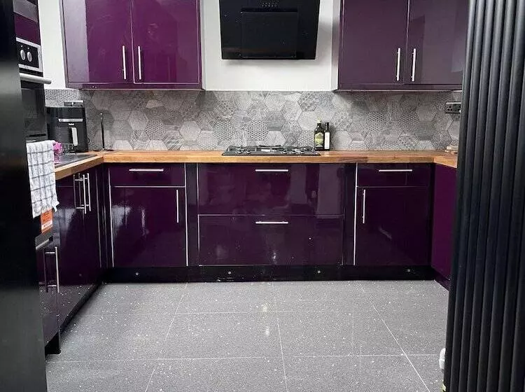 Residenssi Modern Newly Renovated 3 Story House In Ebbw Vale