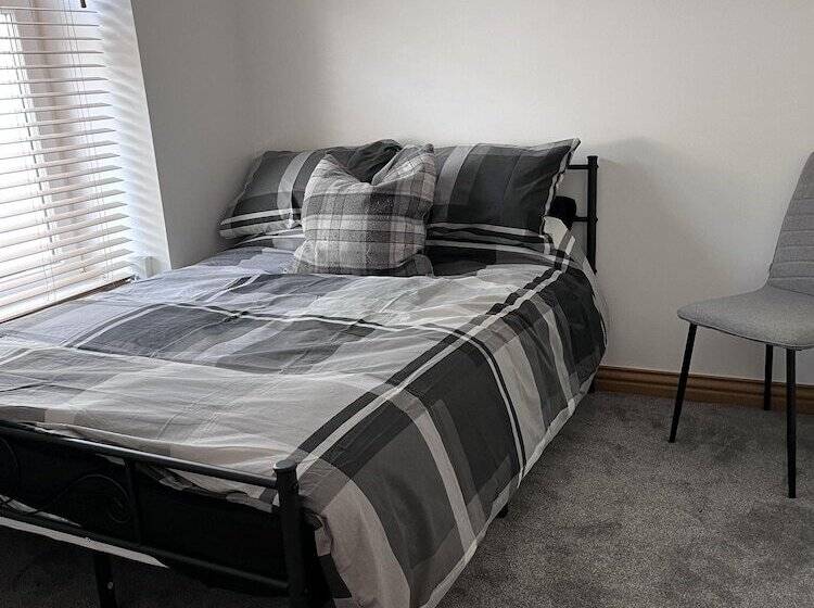 Residenza Modern Newly Renovated 3 Story House In Ebbw Vale