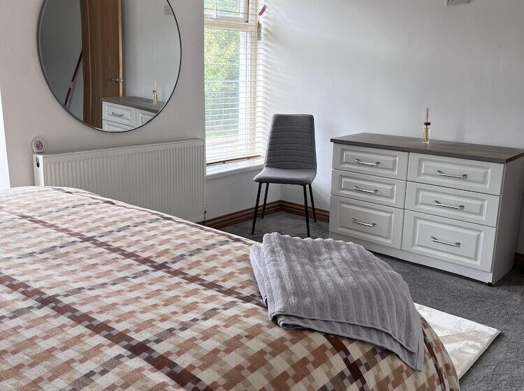 Residenza Modern Newly Renovated 3 Story House In Ebbw Vale