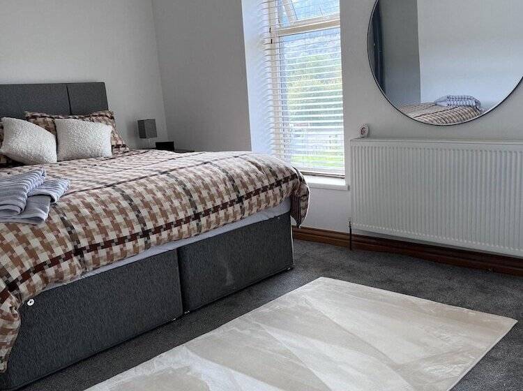 Residenza Modern Newly Renovated 3 Story House In Ebbw Vale