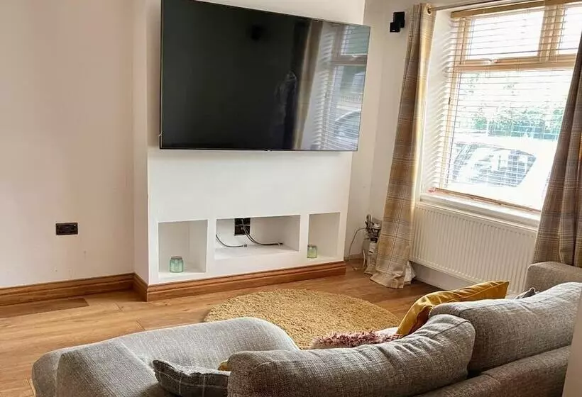 Residenssi Modern Newly Renovated 3 Story House In Ebbw Vale