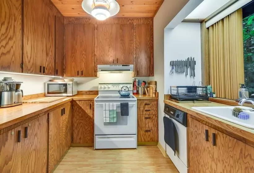 Rhododendron Creekside Cabin W/ Hot Tub & Fire Pit