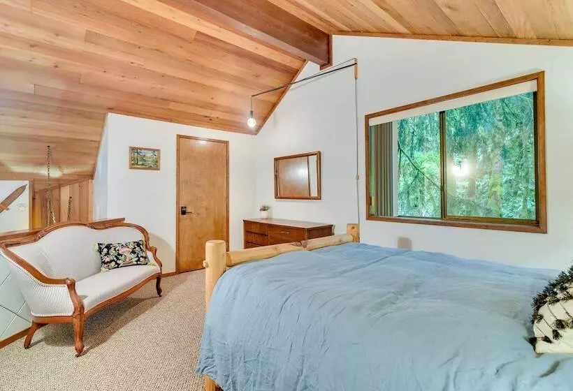 Rhododendron Creekside Cabin W/ Hot Tub & Fire Pit