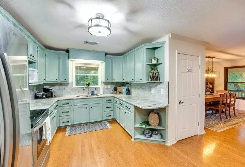 Riverfront Cuero Vacation Home W/ Spacious Deck!