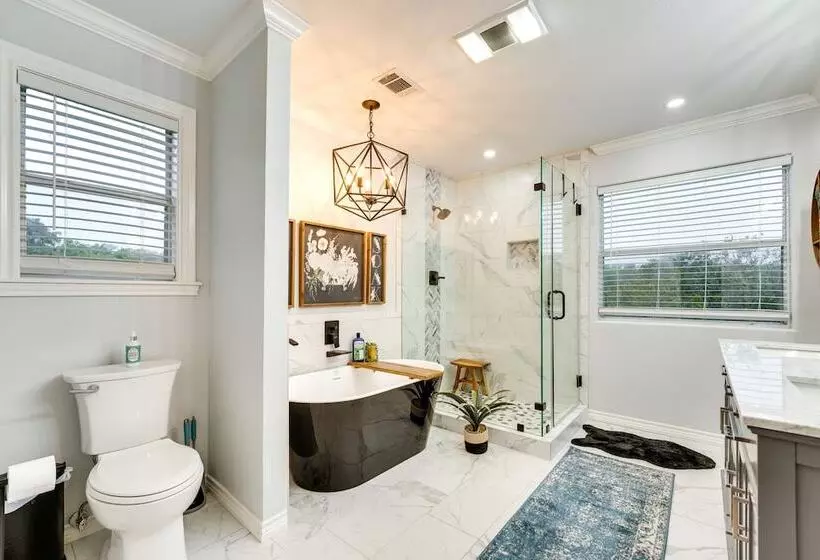 Riverfront Cuero Vacation Home W/ Spacious Deck!