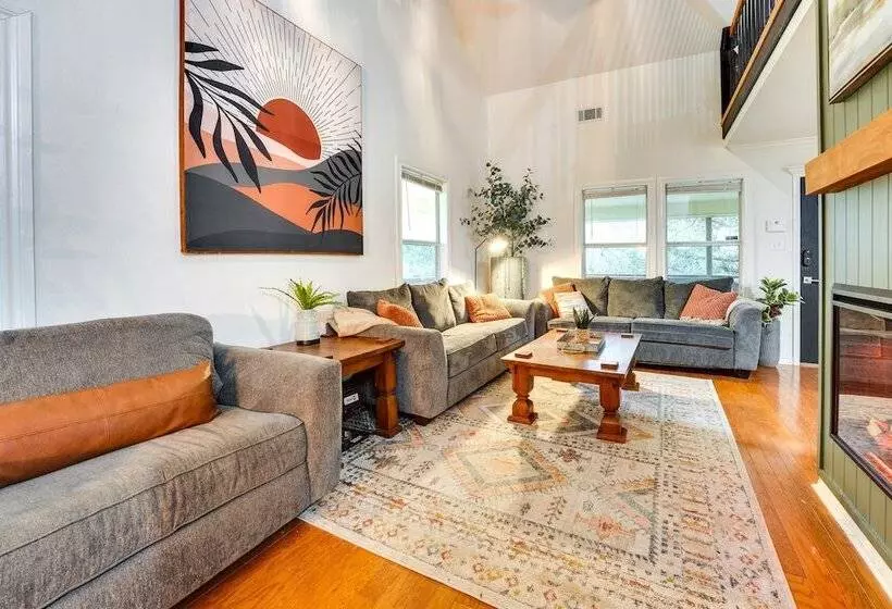 Riverfront Cuero Vacation Home W/ Spacious Deck!