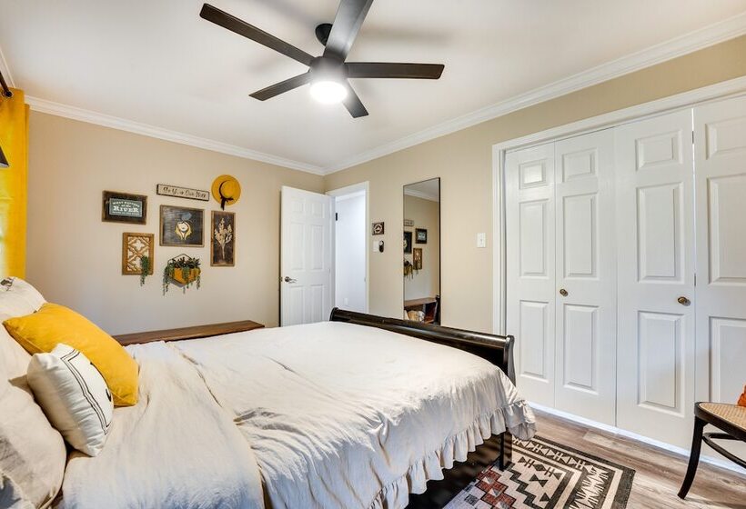 Riverfront Cuero Vacation Home W/ Spacious Deck!