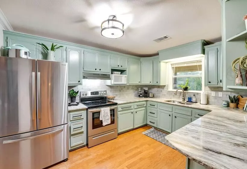 Riverfront Cuero Vacation Home W/ Spacious Deck!