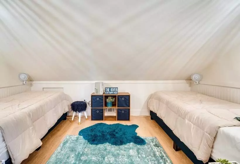 Riverfront Cuero Vacation Home W/ Spacious Deck!