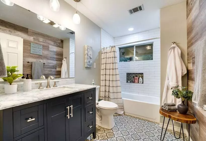 Riverfront Cuero Vacation Home W/ Spacious Deck!