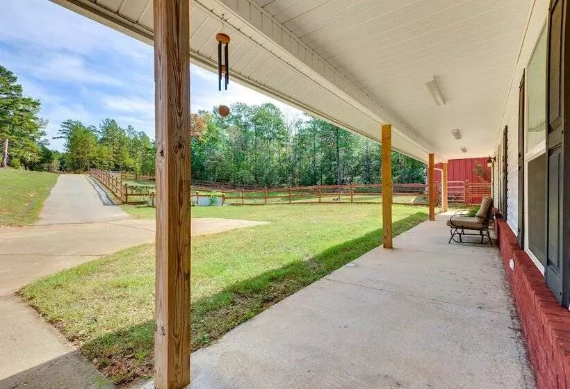 Rural Retreat W/ Covered Porch Near Jackson