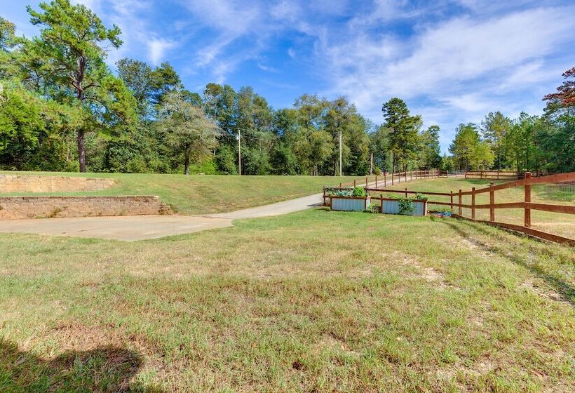 Rural Retreat W/ Covered Porch Near Jackson