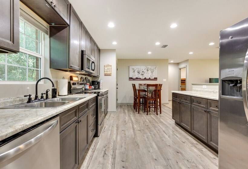 Rural Retreat W/ Covered Porch Near Jackson