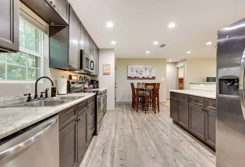 Rural Retreat W/ Covered Porch Near Jackson