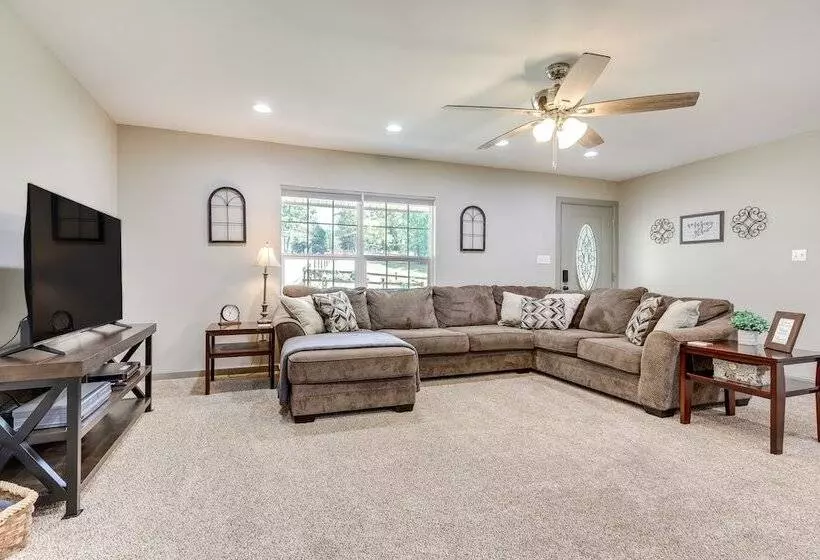 Rural Retreat W/ Covered Porch Near Jackson