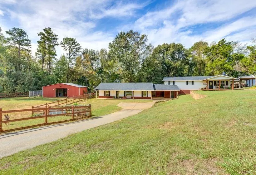 Rural Retreat W/ Covered Porch Near Jackson
