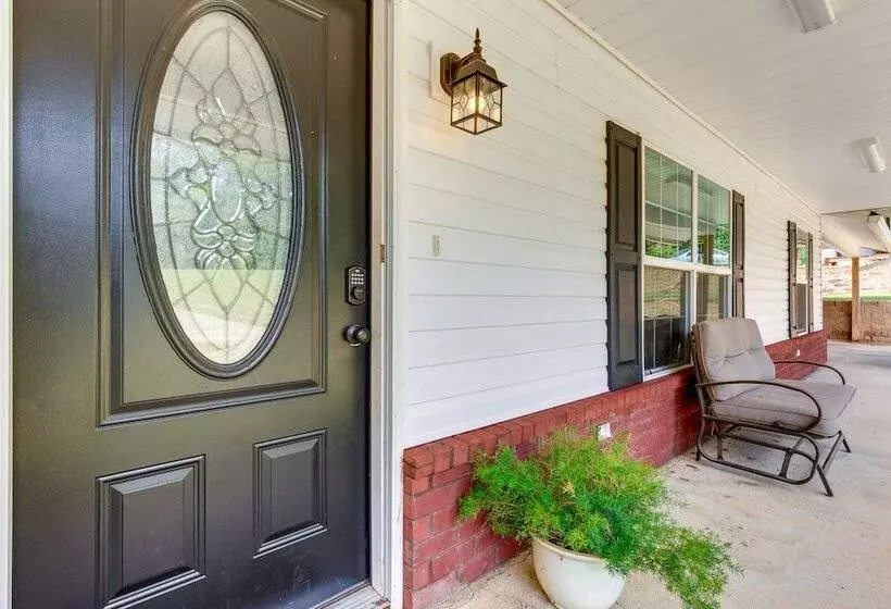 Rural Retreat W/ Covered Porch Near Jackson