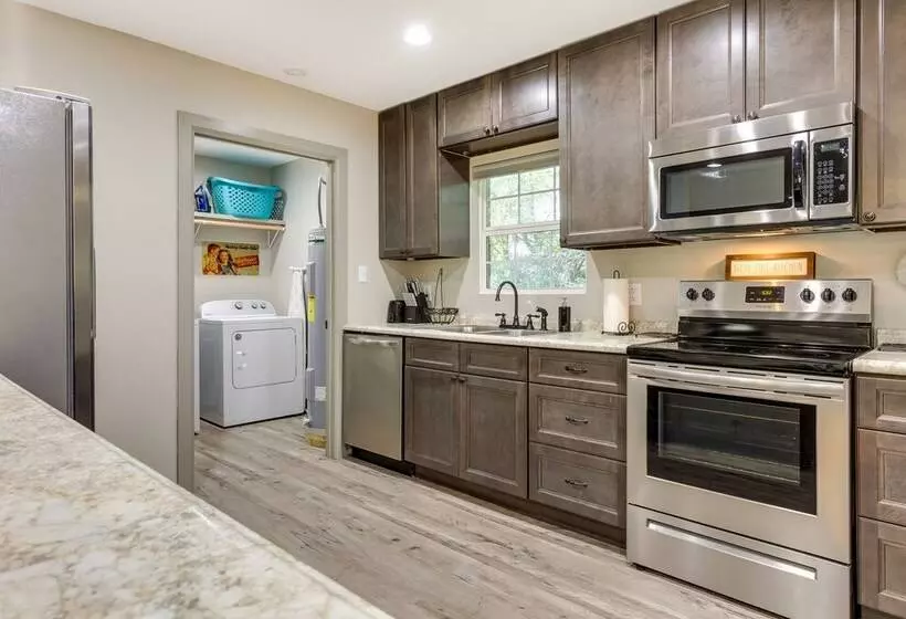 Rural Retreat W/ Covered Porch Near Jackson