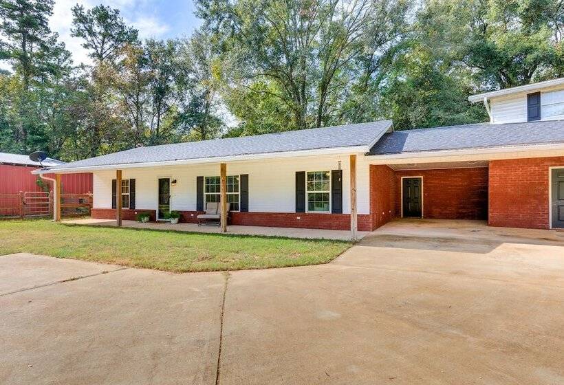 Rural Retreat W/ Covered Porch Near Jackson