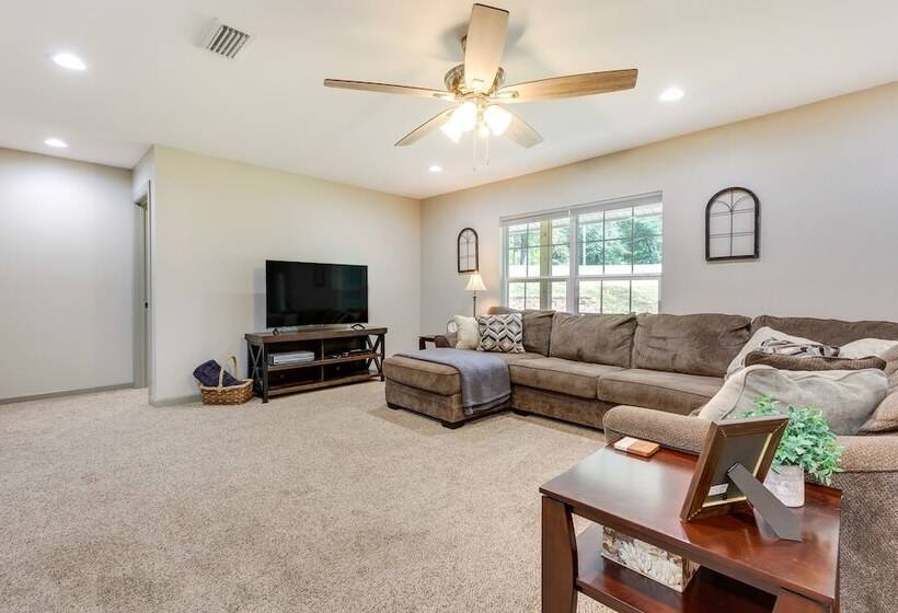 Rural Retreat W/ Covered Porch Near Jackson