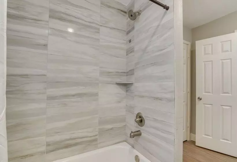 Seabrook Getaway: 5 Mi To Nasa Control Center!