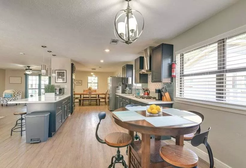 Seabrook Getaway: 5 Mi To Nasa Control Center!