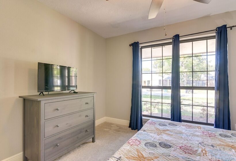 Seabrook Getaway: 5 Mi To Nasa Control Center!