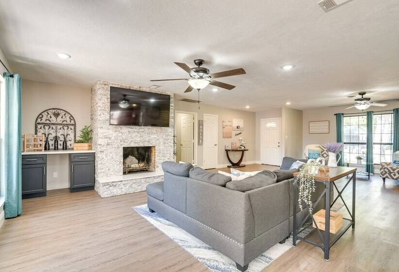 Seabrook Getaway: 5 Mi To Nasa Control Center!