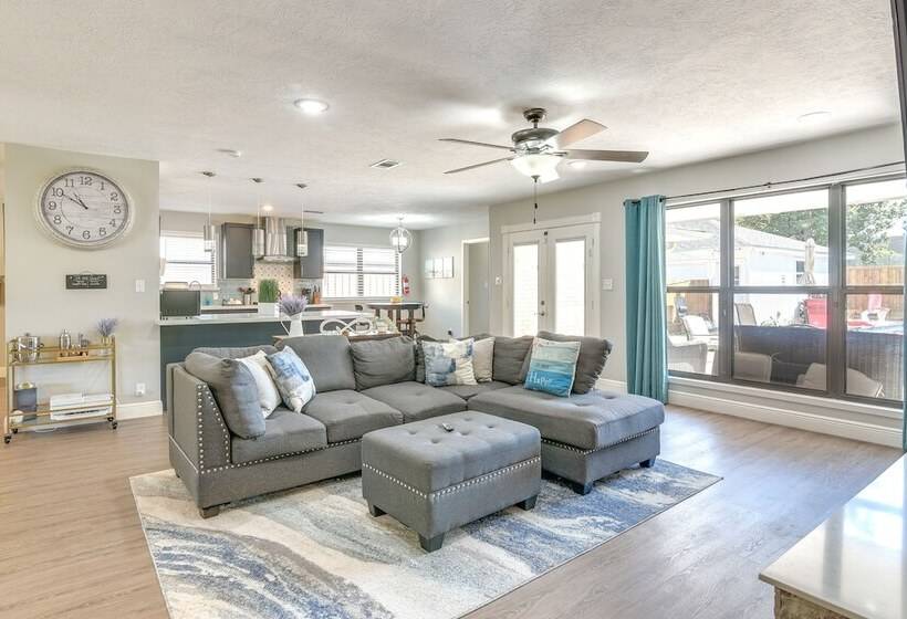 Seabrook Getaway: 5 Mi To Nasa Control Center!