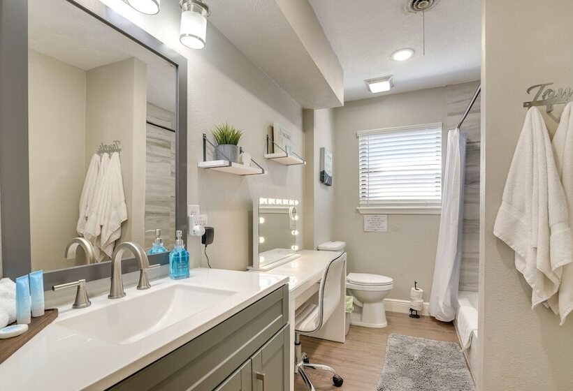 Seabrook Getaway: 5 Mi To Nasa Control Center!